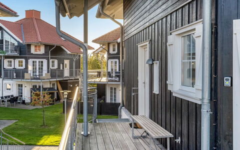 Nikica - 350M from the Sea: Arkitektur, Tag, Hjem, Kompositmateriale, Dagslys, Sidespor, Indkørsel