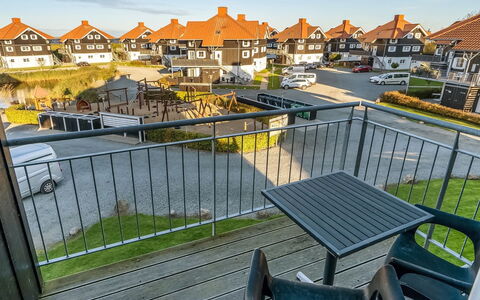 Nikica - 350M from the Sea: Arkitektur, Tag, Hjem, Kompositmateriale, Dagslys, Sidespor, Indkørsel