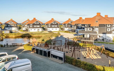 Nikica - 350M from the Sea: Arkitektur, Tag, Hjem, Kompositmateriale, Dagslys, Sidespor, Indkørsel