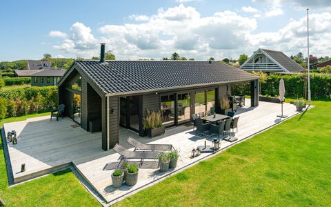 Kjell - 100M from the Sea: Blå, Busk, Sommerhus, Bunddække, Have, Estate, Skygge, Landscaping, Stuehus, Eco Hotel