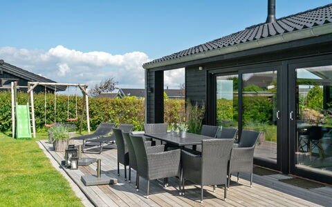 Kjell - 100M from the Sea: Blå, Busk, Sommerhus, Bunddække, Have, Estate, Skygge, Landscaping, Stuehus, Eco Hotel