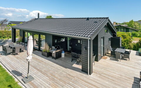 Kjell - 100M from the Sea: Blå, Busk, Sommerhus, Bunddække, Have, Estate, Skygge, Landscaping, Stuehus, Eco Hotel