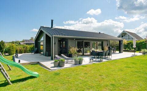 Kjell - 100M from the Sea: Blå, Busk, Sommerhus, Bunddække, Have, Estate, Skygge, Landscaping, Stuehus, Eco Hotel