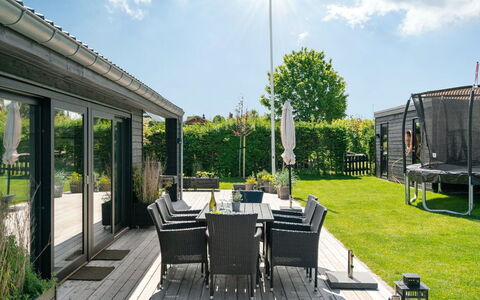 Kjell - 100M from the Sea: Blå, Busk, Sommerhus, Bunddække, Have, Estate, Skygge, Landscaping, Stuehus, Eco Hotel