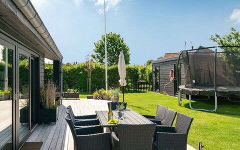 Kjell - 100M from the Sea: Blå, Busk, Sommerhus, Bunddække, Have, Estate, Skygge, Landscaping, Stuehus, Eco Hotel