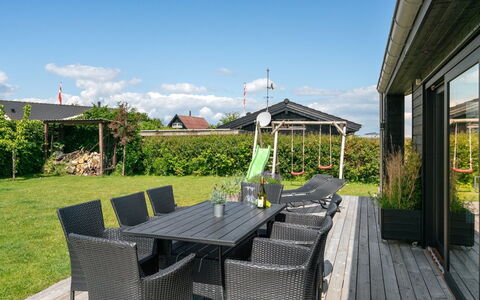 Kjell - 100M from the Sea: Blå, Busk, Sommerhus, Bunddække, Have, Estate, Skygge, Landscaping, Stuehus, Eco Hotel