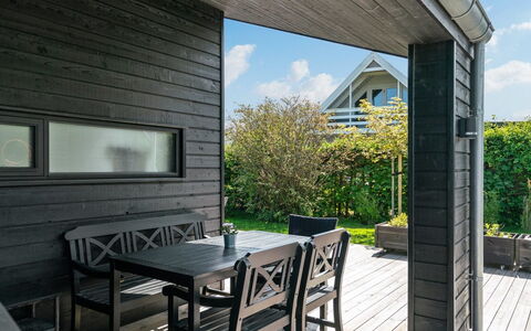 Kjell - 100M from the Sea: Blå, Busk, Sommerhus, Bunddække, Have, Estate, Skygge, Landscaping, Stuehus, Eco Hotel