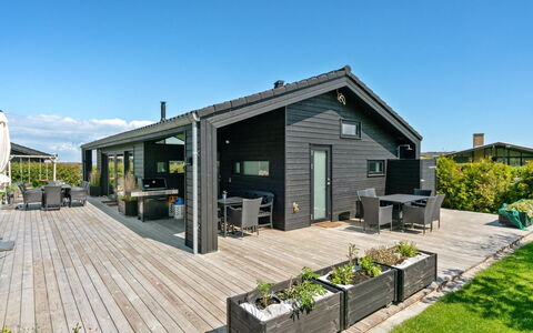 Kjell - 100M from the Sea: Blå, Busk, Sommerhus, Bunddække, Have, Estate, Skygge, Landscaping, Stuehus, Eco Hotel