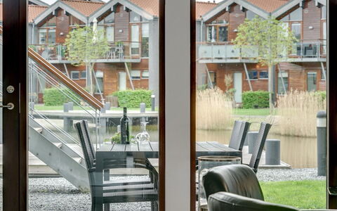 Allyson - 450M from the Sea: Træ, Dør, Hjem, Urban Design, Lejlighed, Home Dør, Hårdttræ, Altan, Bejdse, Glas