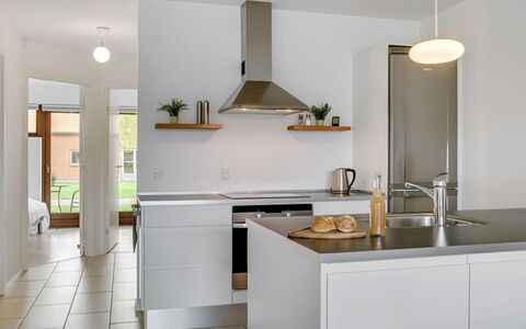 Allyson - 450M from the Sea: Køkken, Countertop, Indretning, Køkken Apparat, Møbel, Gulvbelægning, Cabinetry, Træ, Lysarmatur, Etage