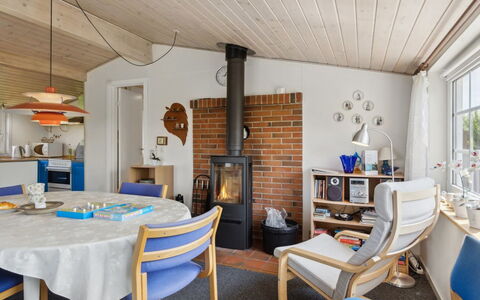 Amy - 150M from the Sea: Møbel, Indretning, Træ, Gulvbelægning, Loft, Etage, Stol, Værelse, Hjem, Stue