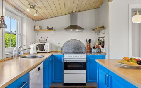 Amy - 150M from the Sea: Køkken, Køkken Apparat, Countertop, Indretning, Gulvbelægning, Større Bandage, Møbel, Træ, Cabinetry, Etage