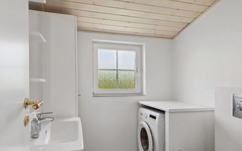 Amy - 150M from the Sea: Væg, Gulvbelægning, Træ, Etage, Loft, Indretning, Sanitærarmatur, Værelse, Vvs, Badeværelse