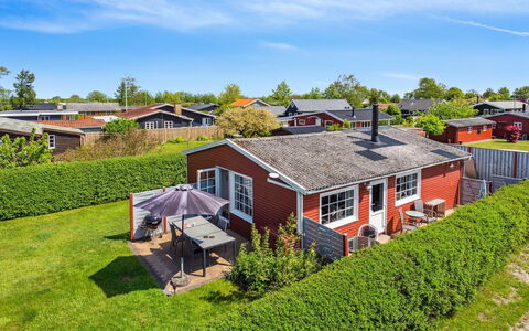 Amy - 150M from the Sea: Blå, Busk, Sommerhus, Bunddække, Have, Estate, Skygge, Landscaping, Stuehus, Eco Hotel