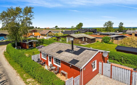 Amy - 150M from the Sea: Blå, Busk, Sommerhus, Bunddække, Have, Estate, Skygge, Landscaping, Stuehus, Eco Hotel