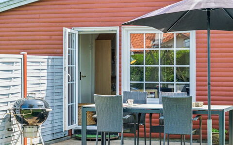 Amy - 150M from the Sea: Blå, Busk, Sommerhus, Bunddække, Have, Estate, Skygge, Landscaping, Stuehus, Eco Hotel