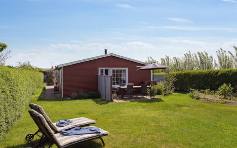 Amy - 150M from the Sea: Blå, Busk, Sommerhus, Bunddække, Have, Estate, Skygge, Landscaping, Stuehus, Eco Hotel