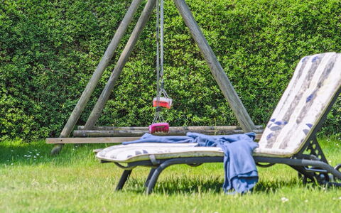 Amy - 150M from the Sea: Blå, Busk, Sommerhus, Bunddække, Have, Estate, Skygge, Landscaping, Stuehus, Eco Hotel