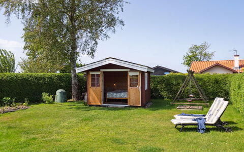 Amy - 150M from the Sea: Blå, Busk, Sommerhus, Bunddække, Have, Estate, Skygge, Landscaping, Stuehus, Eco Hotel