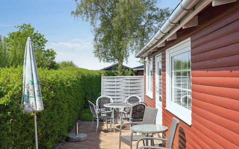 Amy - 150M from the Sea: Blå, Busk, Sommerhus, Bunddække, Have, Estate, Skygge, Landscaping, Stuehus, Eco Hotel