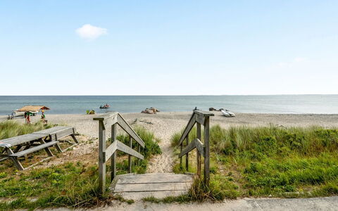 Neea - 40M from the Sea: Tag, Hus, Land Lot, Hjem, Sommerhus, Estate, Garden Bygninger, Skygge, Bjælkehytte, Landscaping