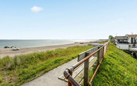 Neea - 40M from the Sea: Tag, Hus, Land Lot, Hjem, Sommerhus, Estate, Garden Bygninger, Skygge, Bjælkehytte, Landscaping