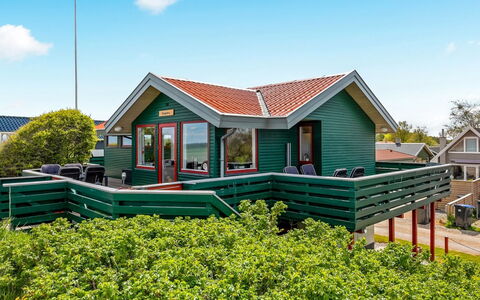Eldar - 5M from the Sea: Blå, Busk, Sommerhus, Bunddække, Have, Estate, Skygge, Landscaping, Stuehus, Eco Hotel