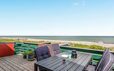 Eldar - 5M from the Sea: Blå, Busk, Sommerhus, Bunddække, Have, Estate, Skygge, Landscaping, Stuehus, Eco Hotel