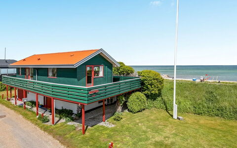 Eldar - 5M from the Sea: Blå, Busk, Sommerhus, Bunddække, Have, Estate, Skygge, Landscaping, Stuehus, Eco Hotel