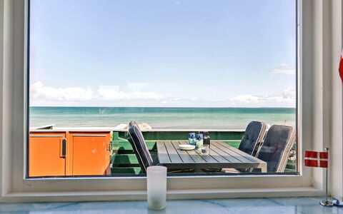 Eldar - 5M from the Sea: Blå, Busk, Sommerhus, Bunddække, Have, Estate, Skygge, Landscaping, Stuehus, Eco Hotel