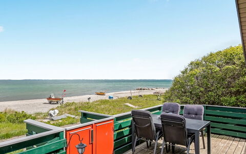 Eldar - 5M from the Sea: Blå, Busk, Sommerhus, Bunddække, Have, Estate, Skygge, Landscaping, Stuehus, Eco Hotel
