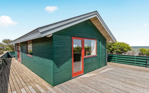 Eldar - 5M from the Sea: Blå, Busk, Sommerhus, Bunddække, Have, Estate, Skygge, Landscaping, Stuehus, Eco Hotel