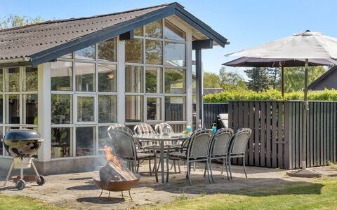 Aleksa - 400M from the Sea: Blå, Busk, Sommerhus, Bunddække, Have, Estate, Skygge, Landscaping, Stuehus, Eco Hotel