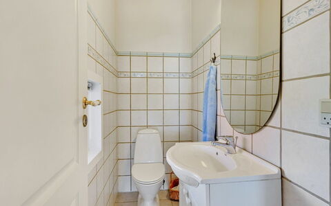 Dyrken - 200M from the Sea: Gulvbelægning, Badeværelse, Sanitærarmatur, Etage, Indretning, Toilet, Vvs, Badeværelsesvask, Flise, Toiletbræt