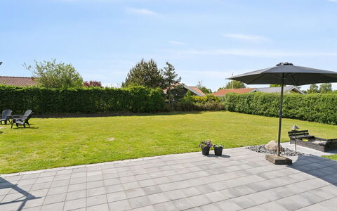 Dyrken - 200M from the Sea: Gulvbelægning, Etage, Flise, Have, Kompositmateriale, Flise, Skygge, Landscaping, Beton, Udendørs Møbler