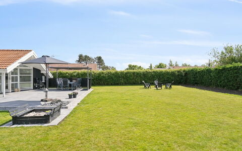 Dyrken - 200M from the Sea: Tag, Hjem, Skygge, Lawn, Have, Fritid, Estate, Landscaping, Gård, Stuehus