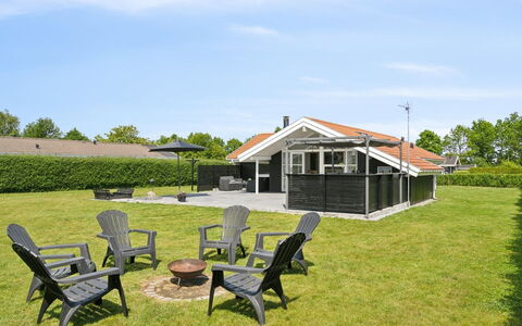 Dyrken - 200M from the Sea: Hus, Tag, Hjem, Boligområde, Sommerhus, Estate, Lawn, Sidespor, Stuehus, Skygge