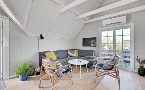 Ulv - 25M from the Sea: Møbel, Træ, Gulvbelægning, Indretning, Etage, Loft, Couch, Stue, Trægulve, Stol