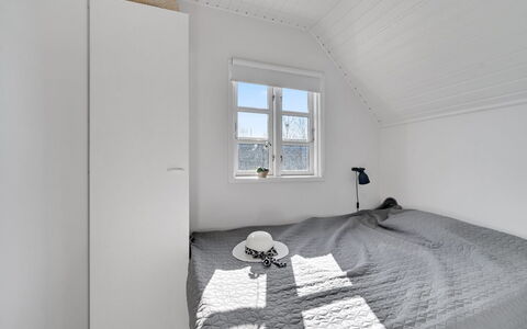 Ulv - 25M from the Sea: Træ, Loft, Gulvbelægning, Etage, Soveværelse, Indretning, Sengetøj, Seng, Sengetøj, Sengetøj