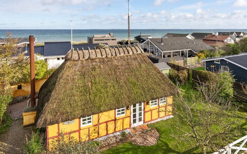 Ethly - 50M from the Sea: Tag, Hus, Land Lot, Hjem, Sommerhus, Estate, Garden Bygninger, Skygge, Bjælkehytte, Landscaping