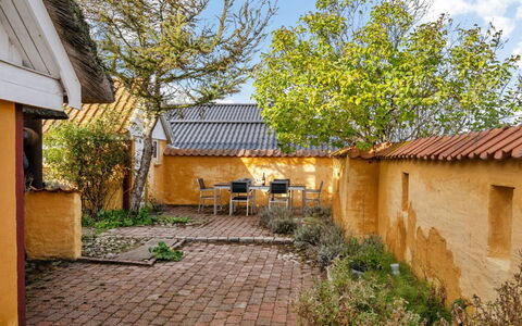 Ethly - 50M from the Sea: Tag, Hus, Land Lot, Hjem, Sommerhus, Estate, Garden Bygninger, Skygge, Bjælkehytte, Landscaping