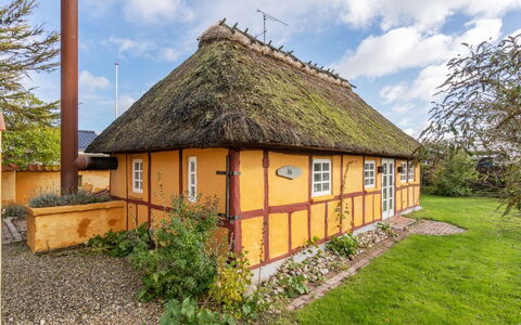 Ethly - 50M from the Sea: Tag, Hus, Land Lot, Hjem, Sommerhus, Estate, Garden Bygninger, Skygge, Bjælkehytte, Landscaping