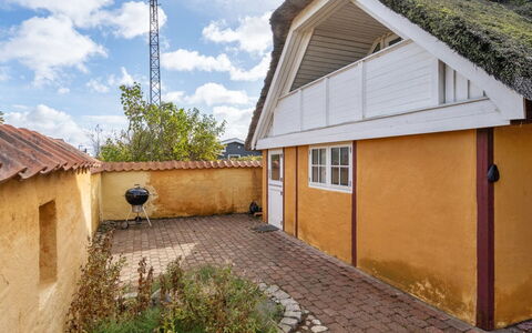 Ethly - 50M from the Sea: Tag, Hus, Land Lot, Hjem, Sommerhus, Estate, Garden Bygninger, Skygge, Bjælkehytte, Landscaping