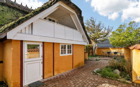 Ethly - 50M from the Sea: Tag, Hus, Land Lot, Hjem, Sommerhus, Estate, Garden Bygninger, Skygge, Bjælkehytte, Landscaping