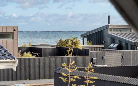 Ethly - 50M from the Sea: Tag, Hus, Land Lot, Hjem, Sommerhus, Estate, Garden Bygninger, Skygge, Bjælkehytte, Landscaping