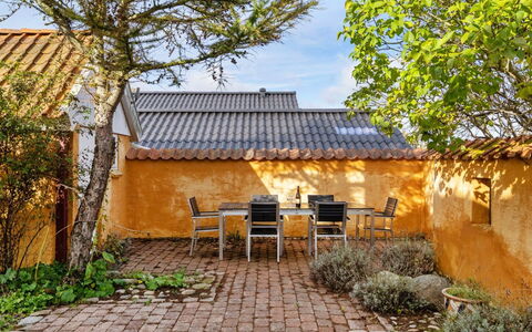 Ethly - 50M from the Sea: Tag, Hus, Land Lot, Hjem, Sommerhus, Estate, Garden Bygninger, Skygge, Bjælkehytte, Landscaping