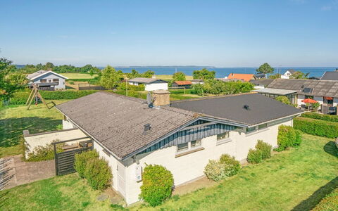 Evald - 200M from the Sea: Blå, Busk, Sommerhus, Bunddække, Have, Estate, Skygge, Landscaping, Stuehus, Eco Hotel