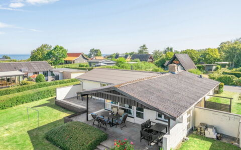 Evald - 200M from the Sea: Blå, Busk, Sommerhus, Bunddække, Have, Estate, Skygge, Landscaping, Stuehus, Eco Hotel