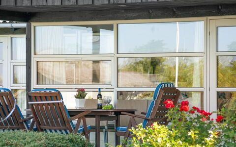 Evald - 200M from the Sea: Blå, Busk, Sommerhus, Bunddække, Have, Estate, Skygge, Landscaping, Stuehus, Eco Hotel