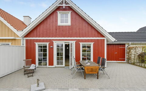Bleike - 250M from the Sea: Blå, Busk, Sommerhus, Bunddække, Have, Estate, Skygge, Landscaping, Stuehus, Eco Hotel